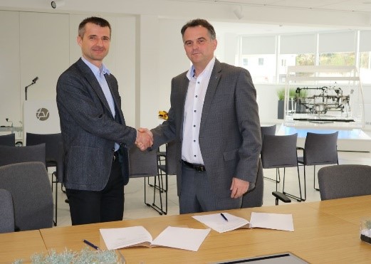 Marko Munih and Marko Gorjup shaking hands on the cooperation agreement between TPV and Faculty of Electrical Engineering in Ljubljana